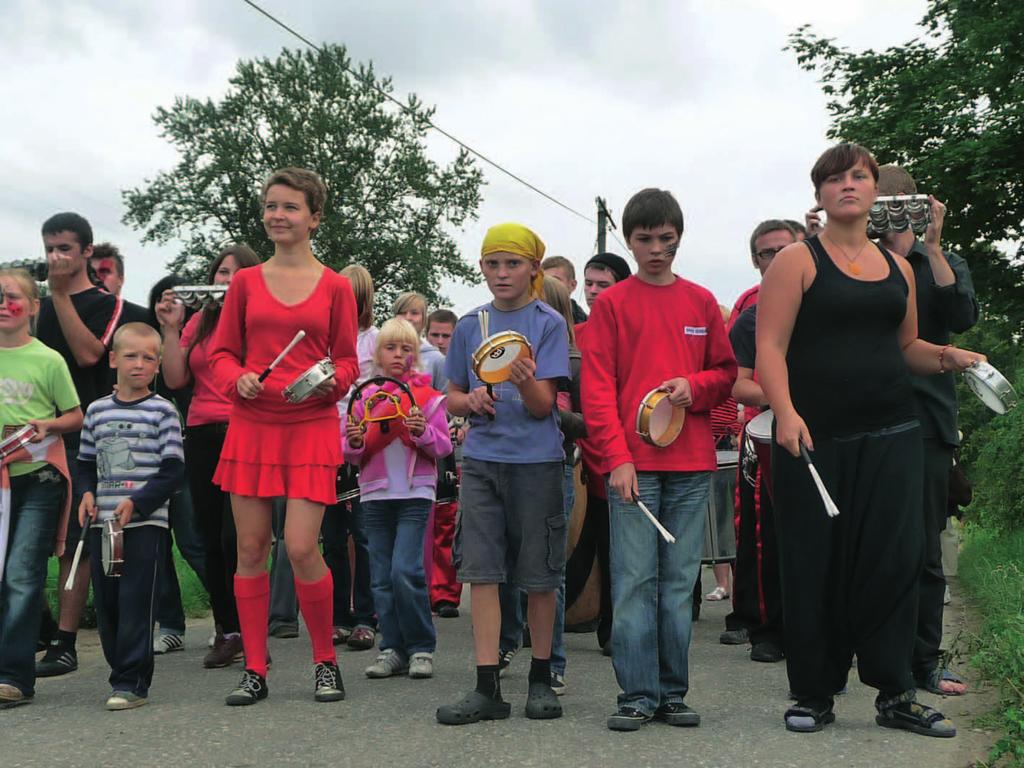 Rysunek 1. Parada połączona z występami cyrkowymi i zespołu samby w Karwnie, sierpień 2010 (fot.