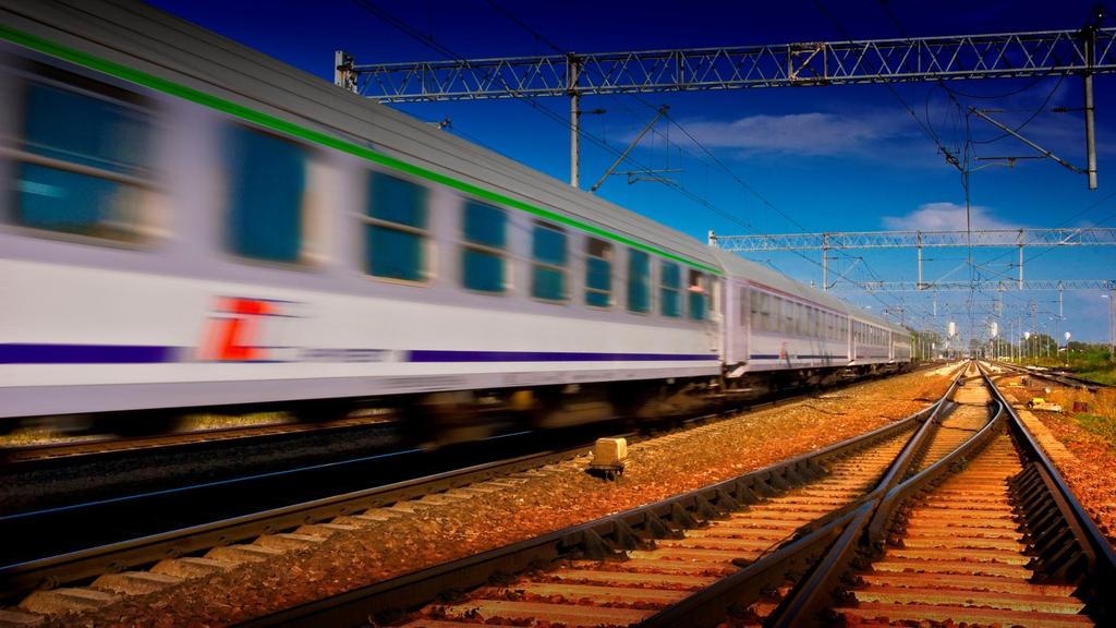POCIĄGI KATEGORII EXPRESS INTERCITY TYPY WAGONÓW cechą tych pociągów jest komfort, wysoki standard i szybkość podróżowania oferta skierowana do podróżujących w celach biznesowych, udających się w