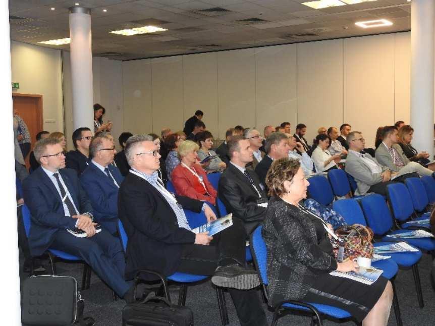 konferencji przez