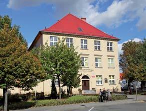 SŁUPCA - ZABYTKI tablic informujących przechodniów o historii danego gmachu. Kto, idąc do Sądu Rejonowego w Słupcy, pamięta o tym, że znajdował się tam kiedyś przytułek miejski wybudowany w 1896 roku?