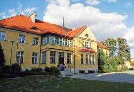 Kościół wyremontowany w latach 2004-07. Wewnątrz późnogotyckie figury Madonny z Dzieciątkiem i św. Mikołaja z początku XVI w. oraz chrzcielnica z 1521 r.