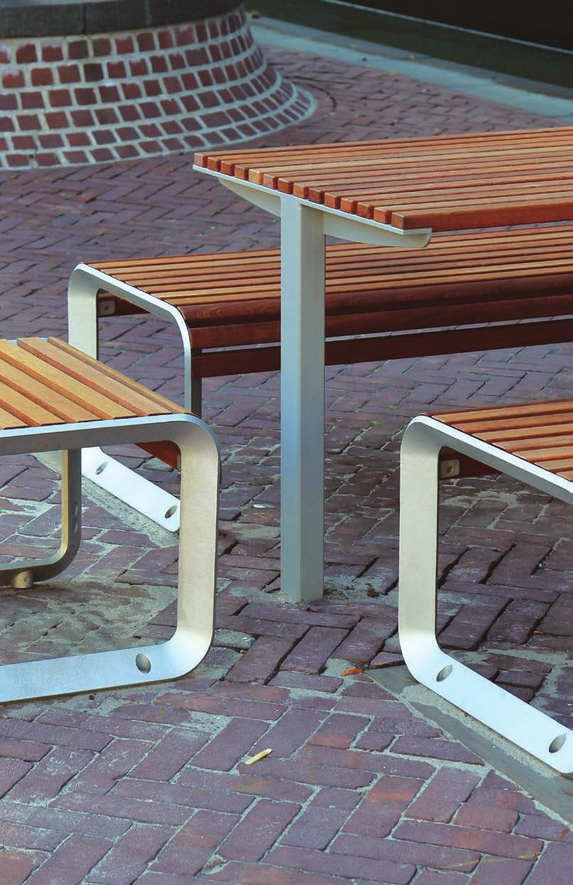 tably Modułowa linia stołów w kombinacji z dwoma rodzajami nóg centralnie umieszczonym profilem cylindrycznym lub kwadratowym i dwoma rodzajami drewnianych szczeblin.