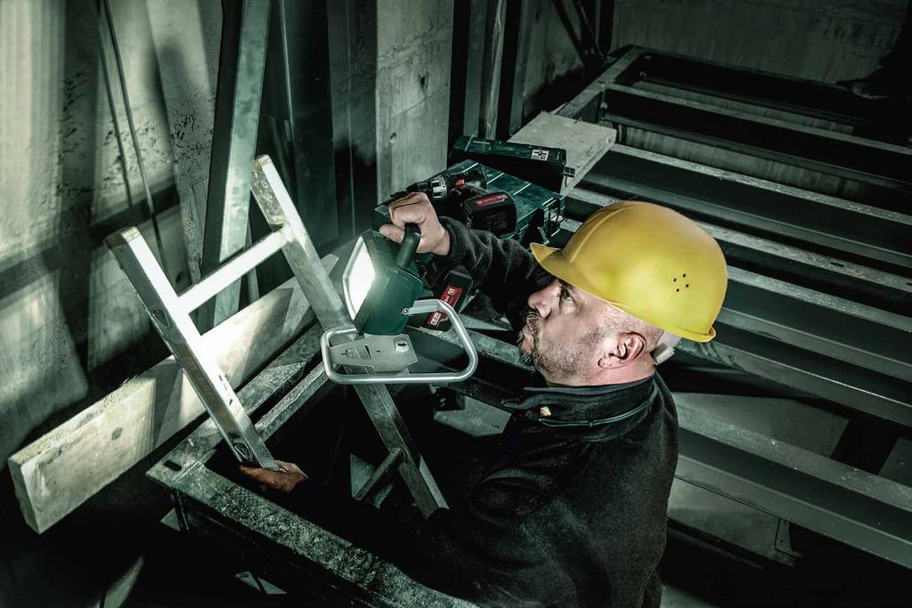 RZUCAJĄ NOWE ŚWIATŁO NA WSZYSTKO: AKUMULATOROWE REFLEKTORY BUDOWLANE DO ZASTOSOWAŃ DŁUGOTRWAŁYCH. Bezprzewodowe reflektory budowlane Metabo LED zapewniają oświetlenie nawet przez 7 godzin (18 V, 5.