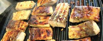 W wieczornym menu serwowane będą rybne smakołyki na ciepło i na zimno. W trakcie wieczoru przy muzyce na żywo odbędzie się losowanie atrakcyjnych nagród oraz pokaz-niespodzianka. Gorąco zapraszamy!