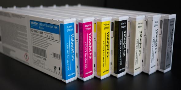 dostępne w wersji dla podłoży sztywnych lub elastycznych dostępne kolory: CMYK + kolor BIAŁY + lakier