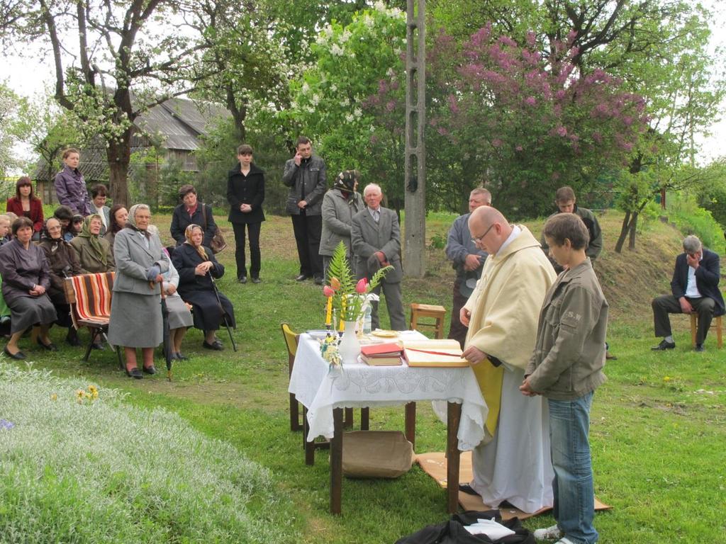 Monografia rzymskokatolickiej parafii Świętej Trójcy w Komarowie 101 Zdjęcie 53 Rok 2010, 9 maja. Komarów Górny. Poświęcenie pól przez ks. Pawła Kruka (zdjęcie ze zbiorów parafii).