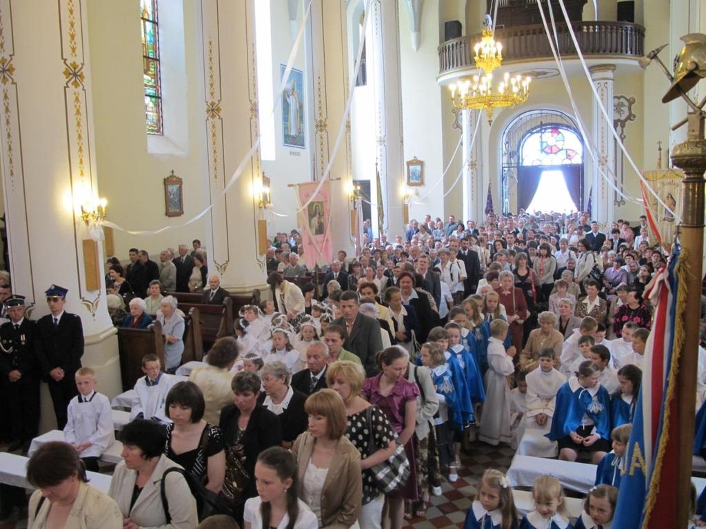 106 Monografia rzymskokatolickiej parafii Świętej Trójcy w Komarowie Zdjęcie 59 Rok 2010, 3 czerwca. Boże Ciało (foto ks. Paweł Kruk).