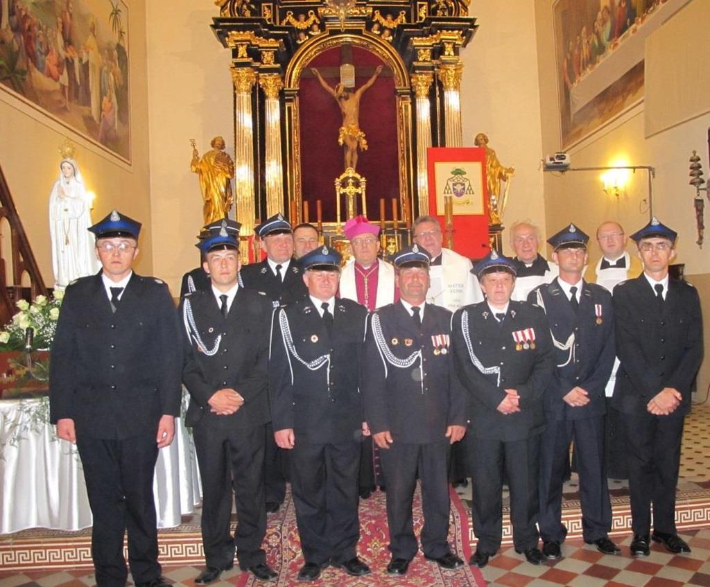 Monografia rzymskokatolickiej parafii Świętej Trójcy w Komarowie 121 13 maja 2012 roku, w niedzielę, o godz.
