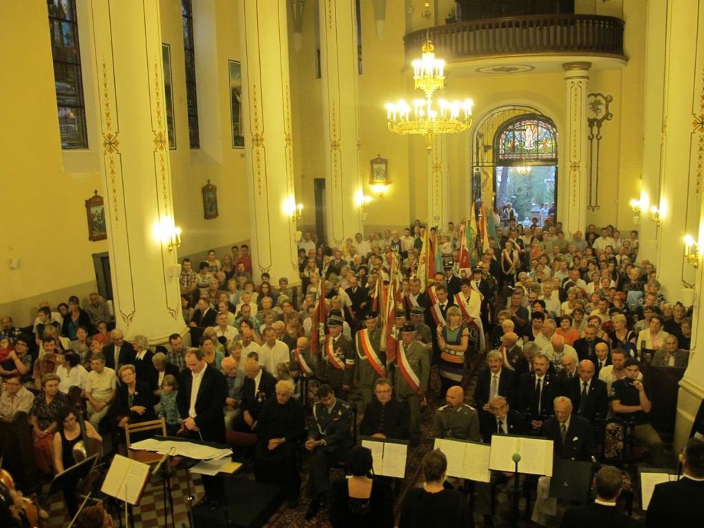 128 Monografia rzymskokatolickiej parafii Świętej Trójcy w Komarowie miejscowy proboszcz. Po mszy św. odbył się koncert pieśni patriotycznej i legionowej w wykonaniu Orkiestry Symfonicznej im.