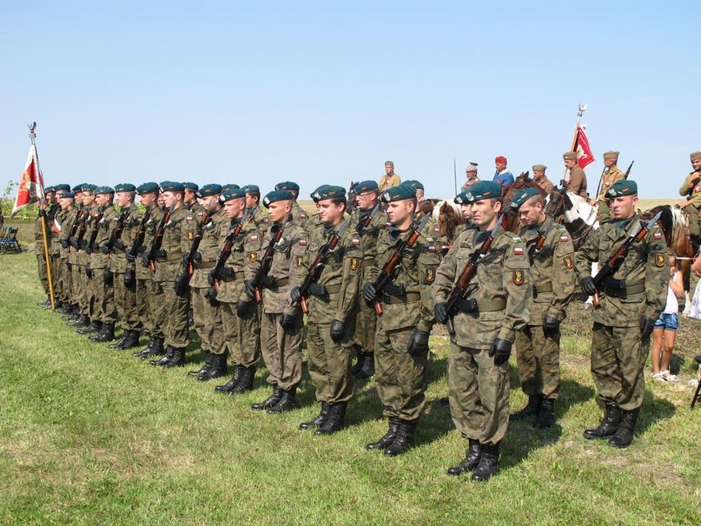 Monografia rzymskokatolickiej parafii Świętej Trójcy w Komarowie 129 Zdjęcie 83 Rok 2012, 25 sierpnia. Podczas mszy polowej na polach Wolicy Śniatyckiej(zdjęcie ze zbiorów parafii).