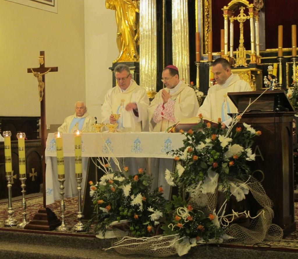 Monografia rzymskokatolickiej parafii Świętej Trójcy w Komarowie 131 Zdjęcie 85 Rok 2012, 14 października. Nabożeństwo Fatimskie. Od lewej: ks. Jan Osuch, ks.