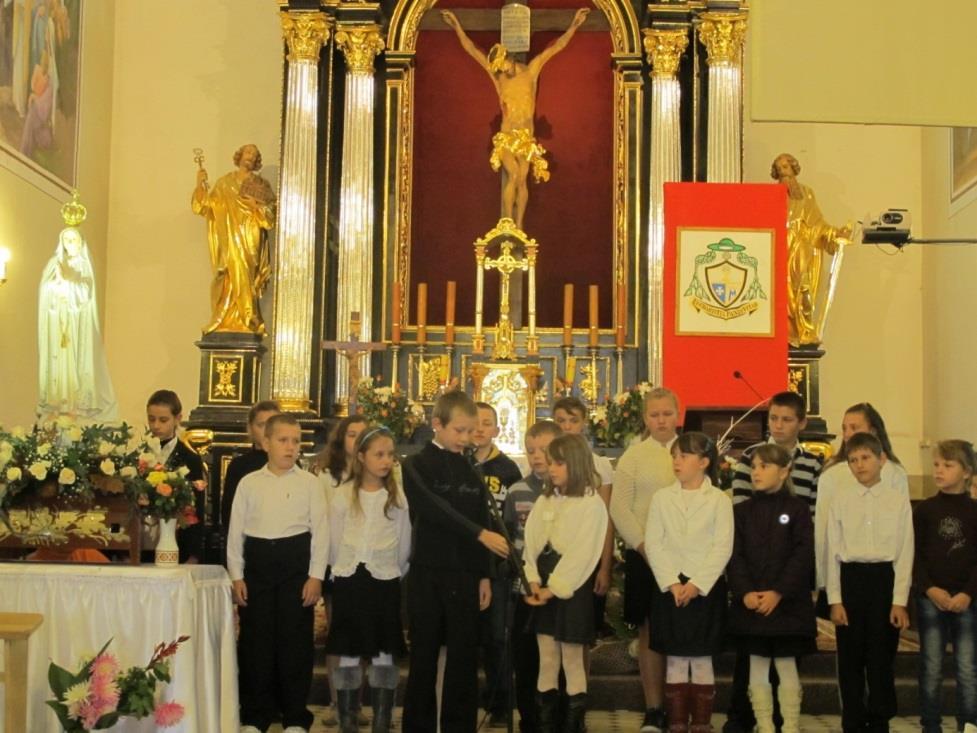 132 Monografia rzymskokatolickiej parafii Świętej Trójcy w Komarowie Zdjęcie 86 Rok 2012, 14 października. Dzień Papieski cześć artystyczna w wykonaniu dzieci (zdjęcie ze zbiorów parafii).