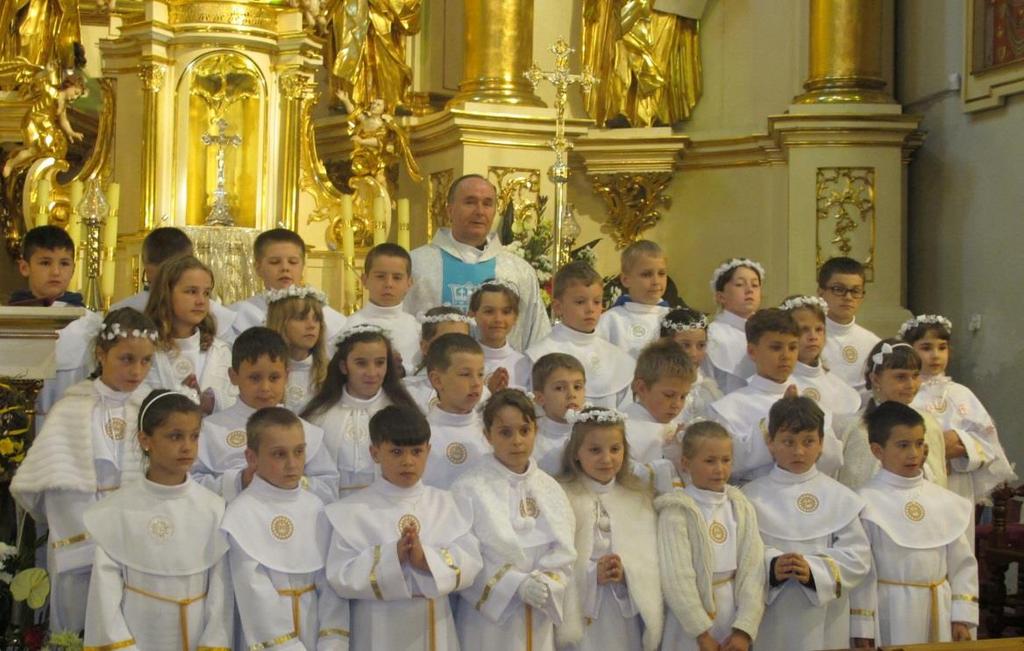 136 Monografia rzymskokatolickiej parafii Świętej Trójcy w Komarowie parafii. Myślą przewodnią tego roku to: Eucharystyczny klucz 576. I Komunia święta, to wielkie przeżycie duchowe dla dzieci.