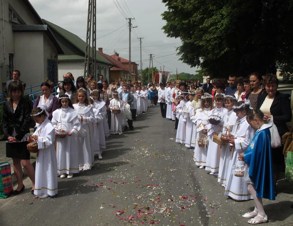 Monografia rzymskokatolickiej parafii Świętej Trójcy w Komarowie 137 wyruszyła procesja eucharystyczna wokół Rynku, gdzie przy czterech ołtarzach śpiewane były Ewangelie i udzielone błogosławieństwo