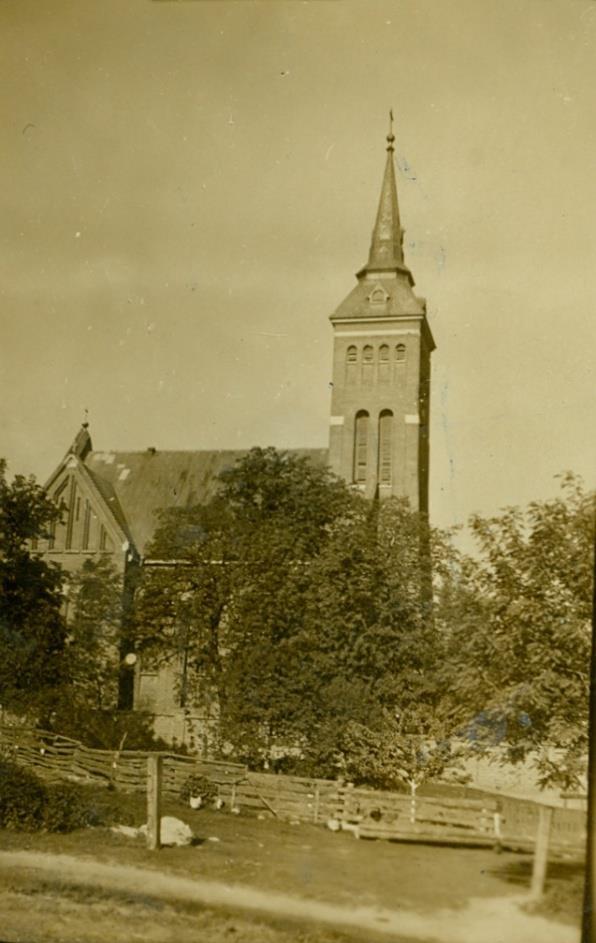 Monografia rzymskokatolickiej parafii Świętej Trójcy w Komarowie 157 Między rokiem 1932 a 1938 Antoni Winniczuk, bez alpinistycznego doświadczenia i sprzętu zainstalował pierwszy piorunochron na
