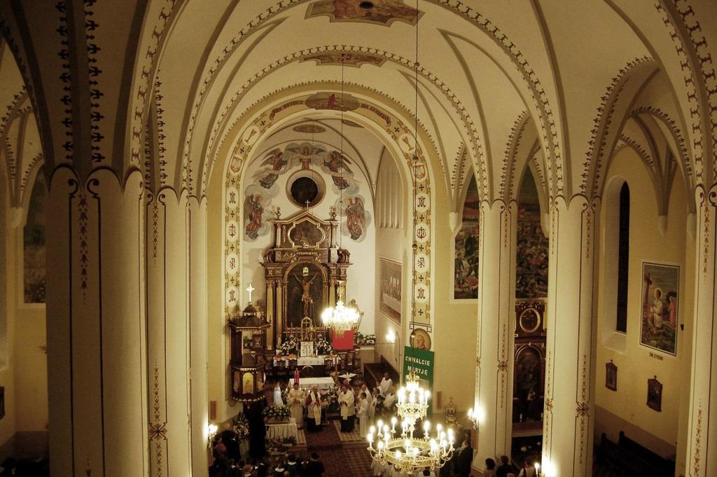 166 Monografia rzymskokatolickiej parafii Świętej Trójcy w Komarowie Zdjęcie 112 Rok 2010, 13 maja. Nabożeństwo fatimskie. Widok na kościół (foto Urszula i Ryszard Pakuła).