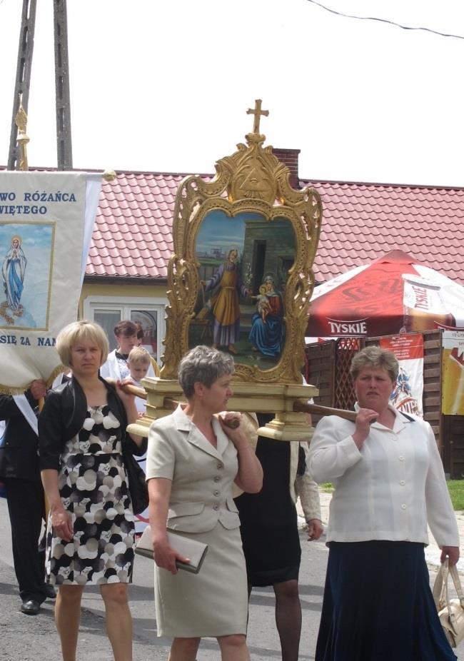 Parafianie niosą obraz (zdjęcie ze zbiorów parafii).