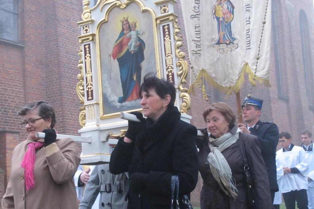 Parafianie niosą sztandary Święta Tereso od Dzieciątka Jezus módl się za nami (zdjęcie ze zbiorów parafii).