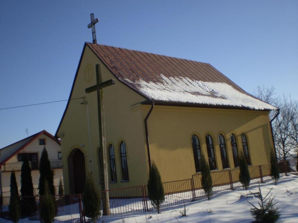 Monografia rzymskokatolickiej parafii Świętej Trójcy w Komarowie 181 Na placu przy kościele stoją dwa krzyże misyjne, jeden z 1992 roku (22-29.03.1992) a drugi z 2004 roku (4-11.07.2004) 785.