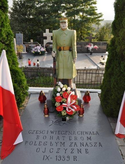 192 Monografia rzymskokatolickiej parafii Świętej Trójcy w Komarowie Zdjęcie 150 Rok 2014, 30 sierpnia. Cmentarz w Komarowie. Pomnik poległym we wrześniu 1939 roku (zdjęcie ze zbiorów parafii).