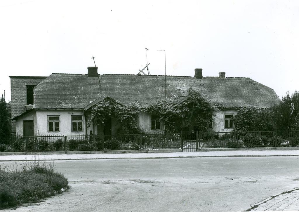 Monografia rzymskokatolickiej parafii Świętej Trójcy w Komarowie 201 Zdjęcie 159 Rok 1974. Stara plebania, w tle budynek nowej plebanii (zdjęcie z KPK T 1).