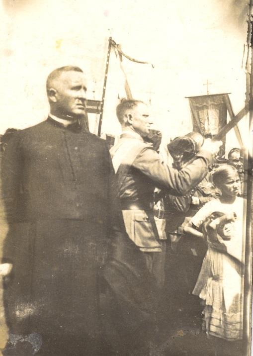 Monografia rzymskokatolickiej parafii Świętej Trójcy w Komarowie 257 Zdjęcie 171 Ks. proboszcz Józef Mastalerz (zdjęcie ze zbiorów Marii Wróblewskiej, zam. w Biłgoraju).