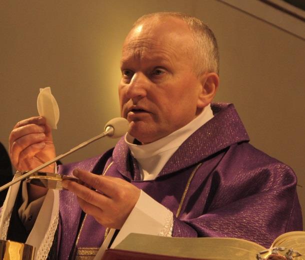 Monografia rzymskokatolickiej parafii Świętej Trójcy w Komarowie 259 Zdjęcie 172 Rok 2015, 15 sierpnia. Ks. prałat dr Franciszek Nieckarz (Komarów, wprowadzenie na urząd proboszcza).