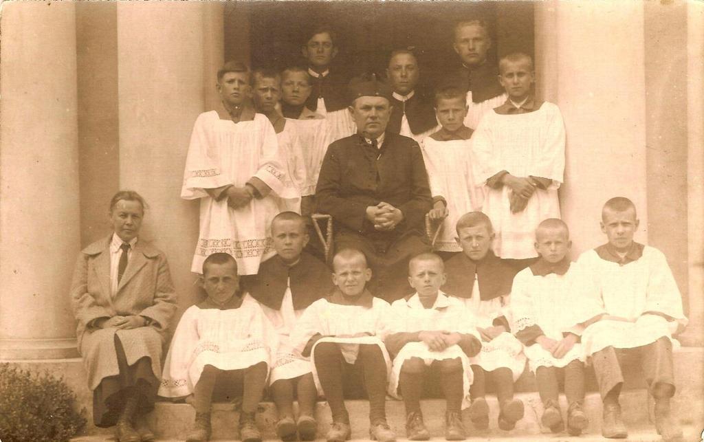 Monografia rzymskokatolickiej parafii Świętej Trójcy w Komarowie 289 Zdjęcie 191 Lata trzydzieste XX wieku, Suchowola. Ks. proboszcz parafii Suchowola m.in.