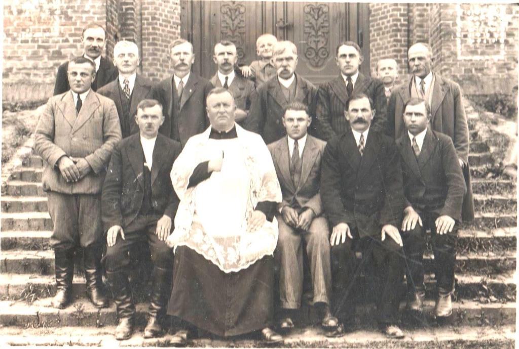 34 Monografia rzymskokatolickiej parafii Świętej Trójcy w Komarowie Zdjęcie 5 Rok 1930 (około). Grupa parafian z ks. proboszczem Józefem Mastalerzem.