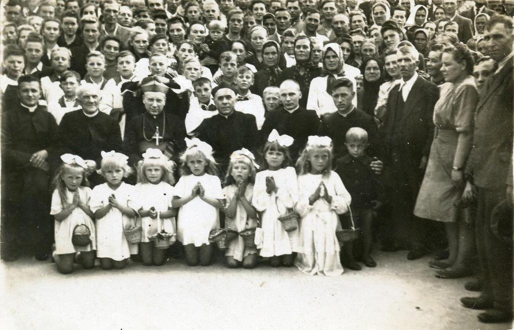 Monografia rzymskokatolickiej parafii Świętej Trójcy w Komarowie 43 Zdjęcie 9 Rok