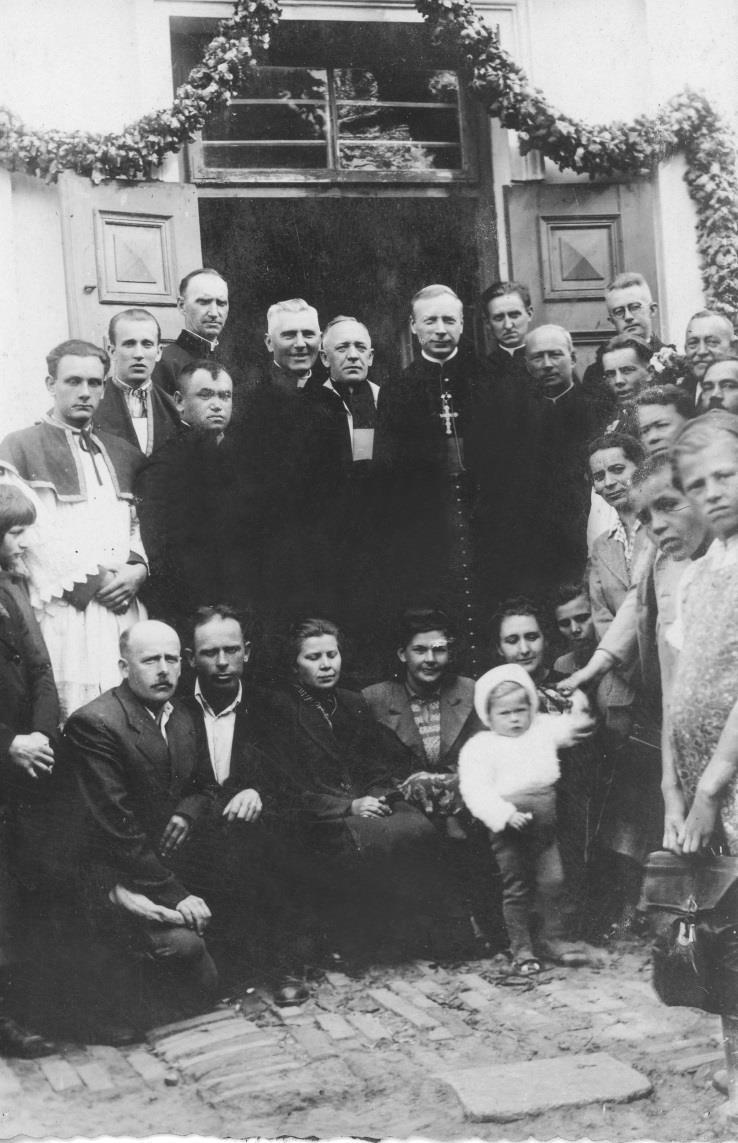 Monografia rzymskokatolickiej parafii Świętej Trójcy w Komarowie 45 Zdjęcie 12 Rok 1947, 14 września (około). Wizytacja parafii Komarów przez biskupa lubelskiego Stefana Wyszyńskiego.