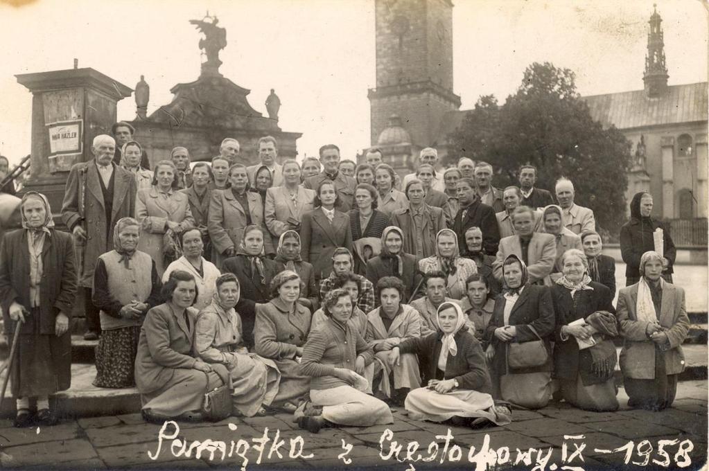 Monografia rzymskokatolickiej parafii Świętej Trójcy w Komarowie 49 dojazdy do szkół 286. W 1958 roku rekolekcje wielkopostne prowadził ojciec Hilary karmelita z Zamościa.