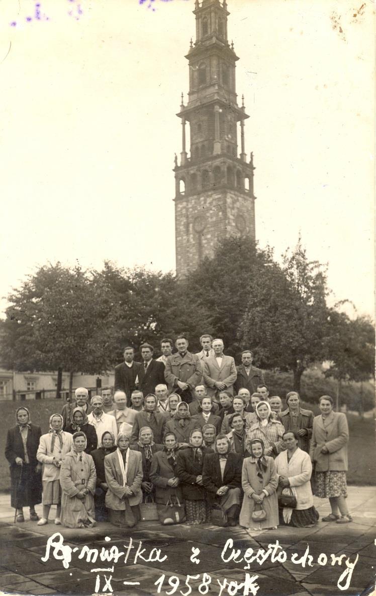 50 Monografia rzymskokatolickiej parafii Świętej Trójcy w Komarowie Zdjęcie 15 Rok 1958, wrzesień. Pielgrzymka parafian ks.