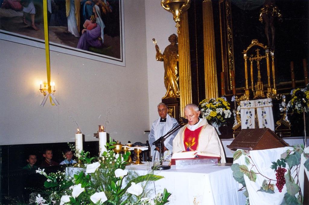 Monografia rzymskokatolickiej parafii Świętej Trójcy w Komarowie 79 Zdjęcie 29 Rok 2002, 26 maja. Jubilat, ks.