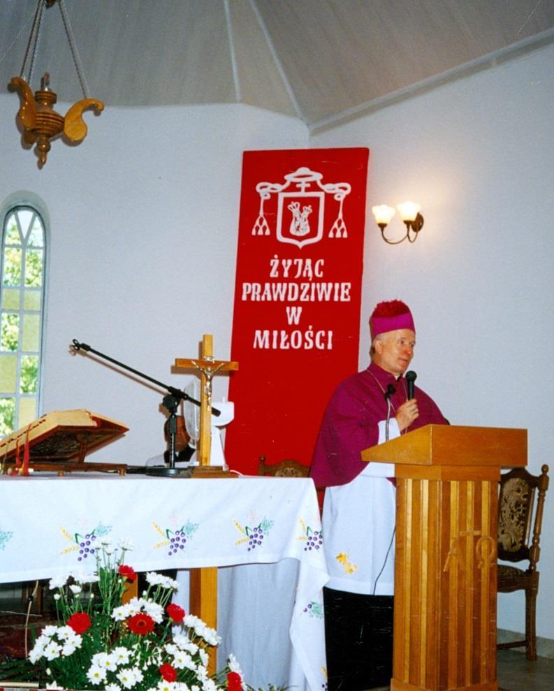 Monografia rzymskokatolickiej parafii Świętej Trójcy w Komarowie 81 Zdjęcie 31 Rok 2002, 11 sierpnia. Biskup diecezji zamojsko-lubaczowskiej Jan Śrutwa w kościele filialnym w.