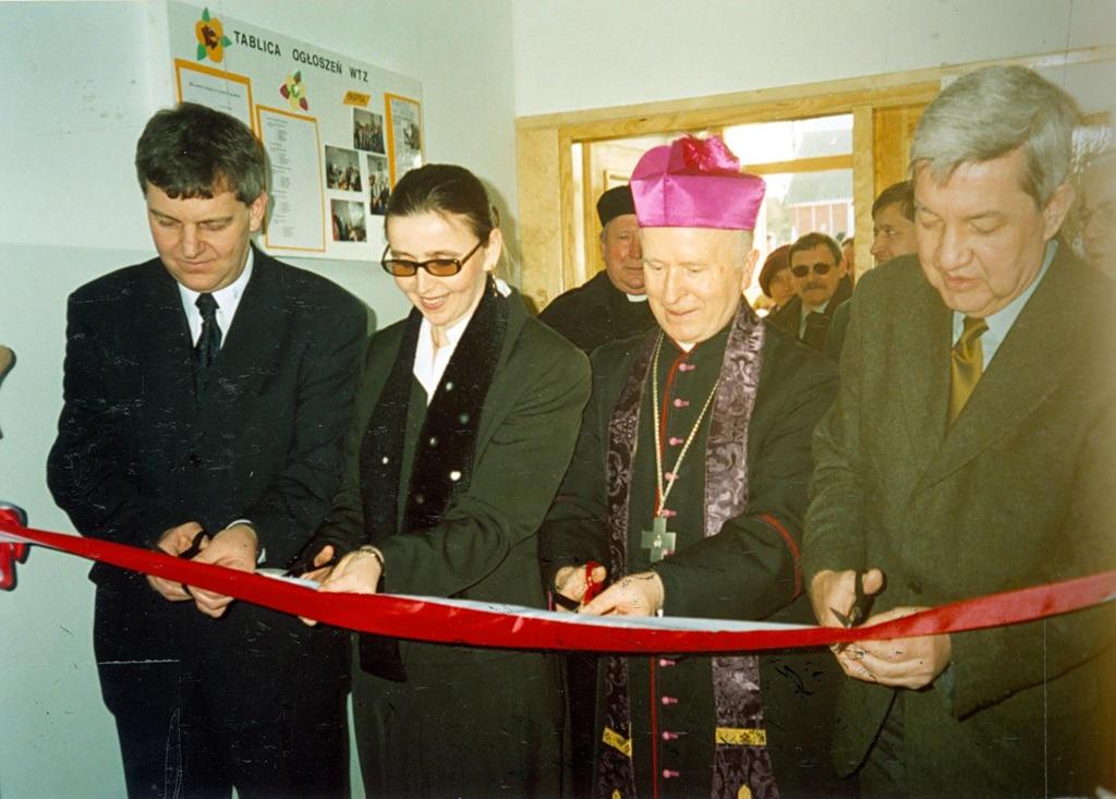 82 Monografia rzymskokatolickiej parafii Świętej Trójcy w Komarowie Zdjęcie 32 Rok 2003, 6 marca.