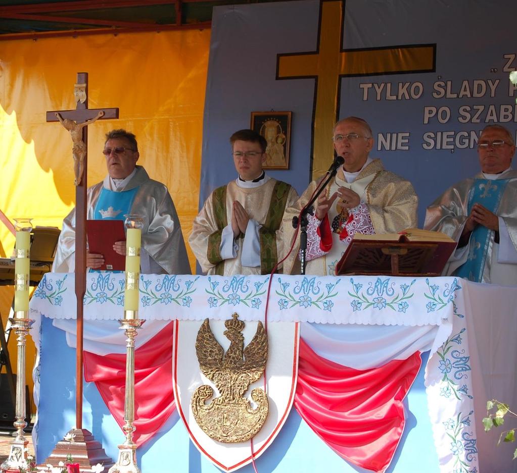 90 Monografia rzymskokatolickiej parafii Świętej Trójcy w Komarowie Zdjęcie 40 Rok 2009, 30 sierpnia. Msza polowa.