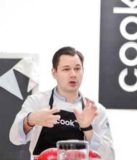 Wcześniej szef kuchni w Cafe Zielony Niedźwiedź w Warszawie (Knajpa Roku 2015 według Gazety Wyborczej). Doświadczenie kulina