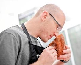 W CookUp prowadzi zajęcia z nowych technik kulinarnych (sous- vide, kuchnia molekularna) oraz mięsa.