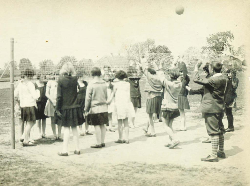 138 Boisko sportowe przy starej szkole.