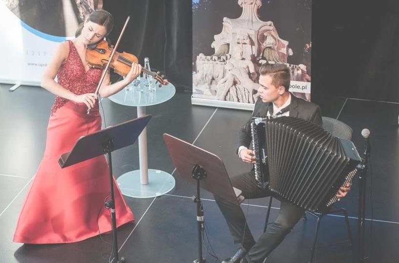 fot. Michał Grocholski Kotz-Brzezina Duo Zespół tworzą skrzypaczka Celina Kotz i akordeonista Łukasz Brzezina.