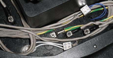 Termostat (2) 1. Nałożyć smar termoprzewodzący (zapoznać się z rozdziałem Materiały eksploatacyjne na stronie 5 2) na nowy termostat i zamontować go. Czujnik temperatury (3) 1.