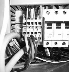 Instalacja 3 13 Podłączenie zasilania UWAGA: Zasilać tylko napięciem podanym na tabliczce znamionowej.