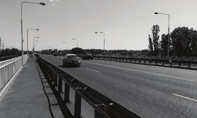 przechodzi przez komorę pomiarową w taki sposób, że jest oddzielona