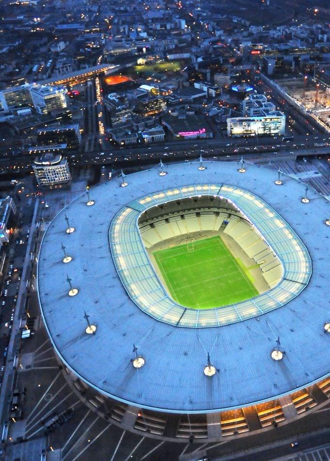 Francji w piłce nożnej oraz rugby. Stadion został wybudowany w latach 1995-97 z myślą o organizacji Mistrzostw Świata w piłce nożnej w 1998 roku. Jego pojemność wynosi ponad 81 tys. miejsc.