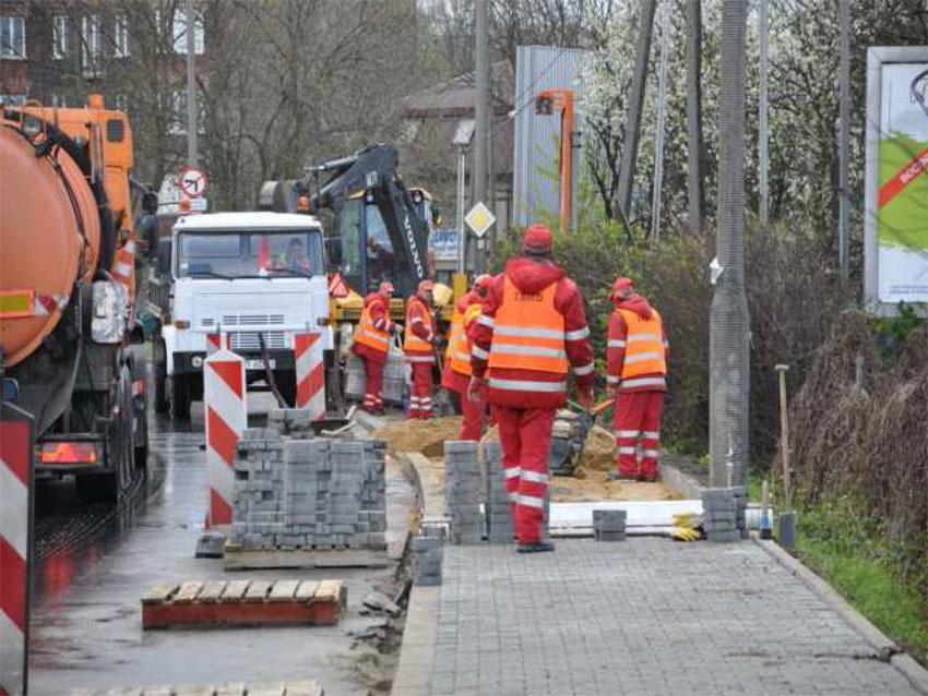 drogowcy zastosowali metodę weekendowego frezowania nawierzchni na ulicy Dźwigowej. Przy okazji wyrównano poziom krawężników i części chodnika.