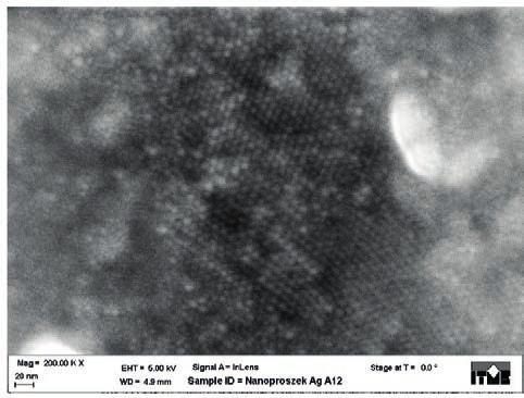 Dobór parametrów procesu termicznego rozkładu prekursora nanoproszku srebra... Rys. 5. Struktura siatkowa krystalitów srebra. Ubytek fazy organicznej 60%. Fig. 5. Regular structure of silver crystallites.