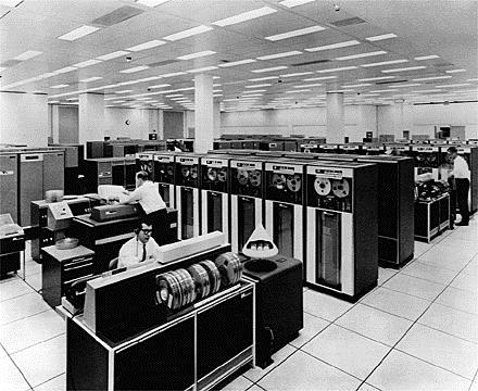 Historia Przyczyna powstania sieci bezpieczne, efektywne, swobodne komunikowanie się Lata 40 XX wieku pierwsze komputery, ograniczony dostęp (obsługa, programiści) Lata 50 XX wieku tranzystory,