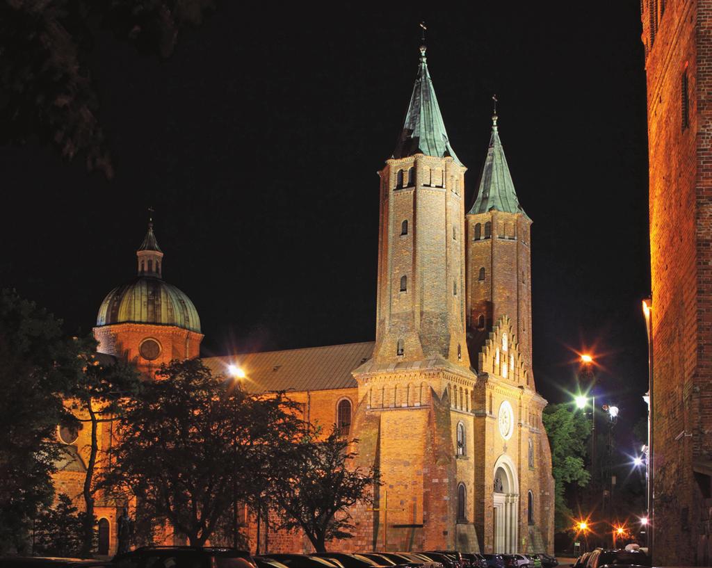 MAZOWSZE Rozdział 4 Mazowsze książęce (do lat trzydziestych XVI wieku) Kilka słów tytułem wstępu Spoglądając na dzisiejszą mapę Polski, wydaje się całkiem naturalne, że prawie w samym centrum naszego