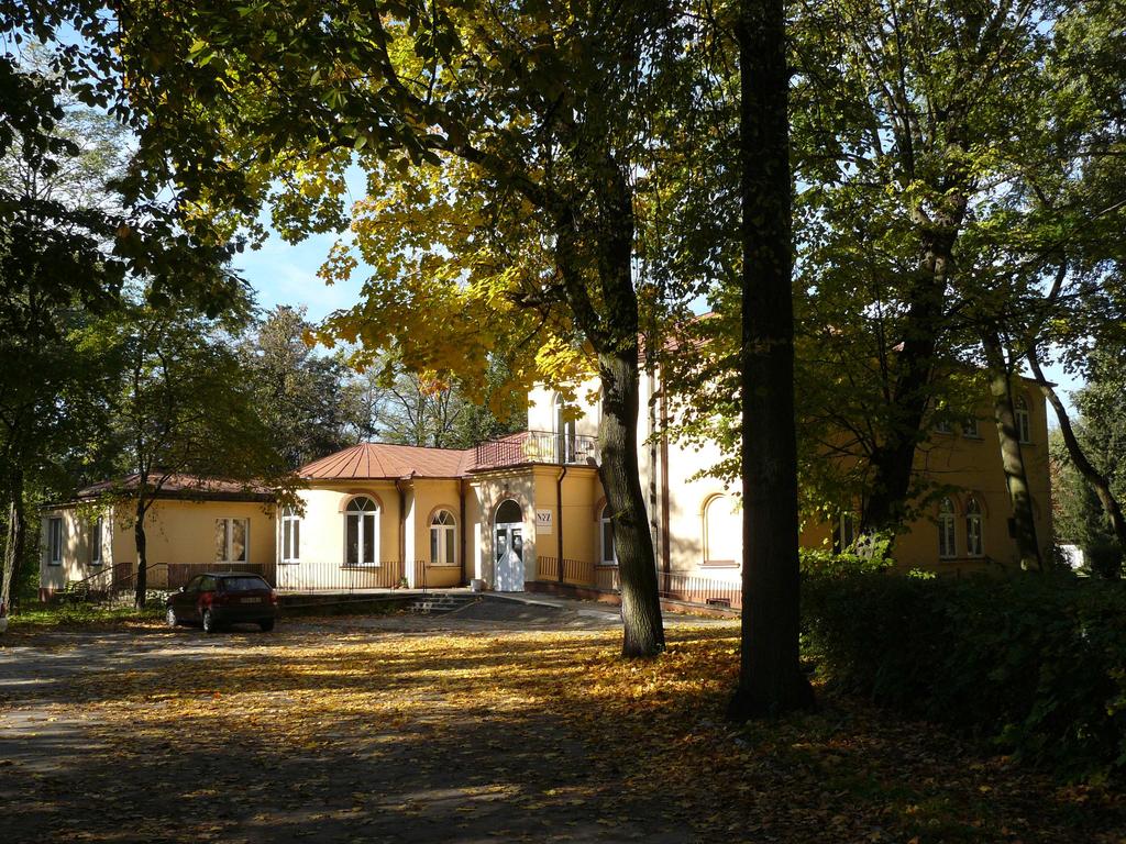 Z dziejów majątku Pławno i jego właścicieli do roku 1945 latach nie przywróci obiektu do uzgodnionego z konserwatorem zabytków stanu. Prawdopodobnie powstanie tutaj ośrodek dla osób starszych214.